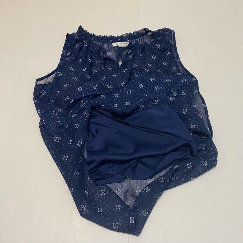 ⭐️ Liz Claiborne top. Blue and white, size small - Picture 3 of 7